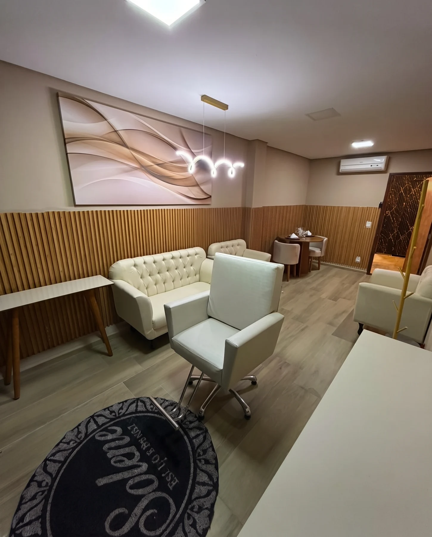 Sala da Noiva do Solene Buffet, com cadeira, espelho e área de estar